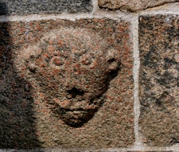 OueKirkeH2aLoewengesichtSuedwand