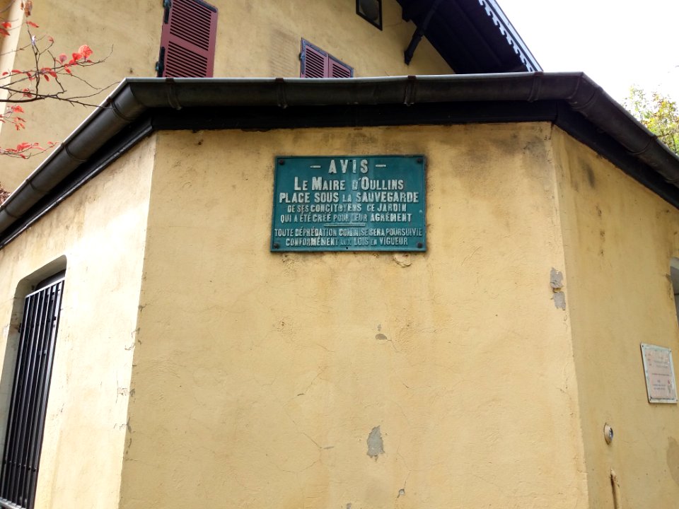 Oullins - Parc Chabrières-Arlès, chalet sud, plaque Le Maire d'Oullins place sous la Sauvegarde
