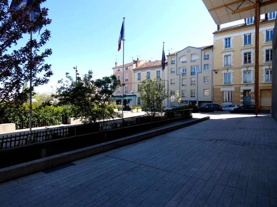 Oullins - Place Hélène Carrère d'Encausse - Depuis l'angle nord-ouest