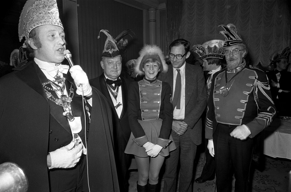 Oud-wethouder Lammers uitgeroepen tot Groot Kamerheer t.g.v. carnaval in Amsterd, Bestanddeelnr 928-8612