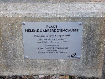 Oullins - Place Hélène Carrère d'Encausse - Plaque