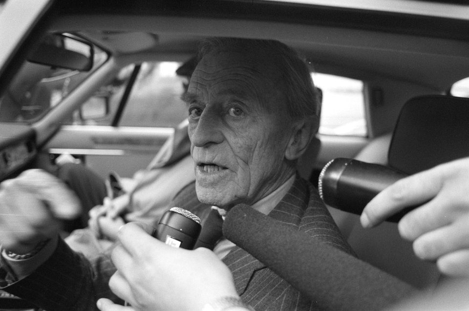 Oud-verzetsstrijder Hans Teengs Gerritsen bij het Catshuis te Den Haag, Bestanddeelnr 934-3923