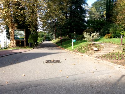 Oullins - Grande Rue - Parc Charbrières-Arlès, allée depuis l'entrée Grande Rue