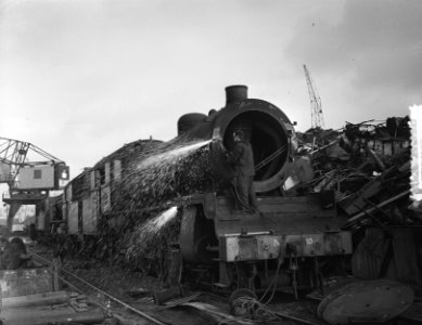 Oude locomotieven van NS in de smeltkroes (voor Hoogovens bij Hollandia Amsterda, Bestanddeelnr 907-5458