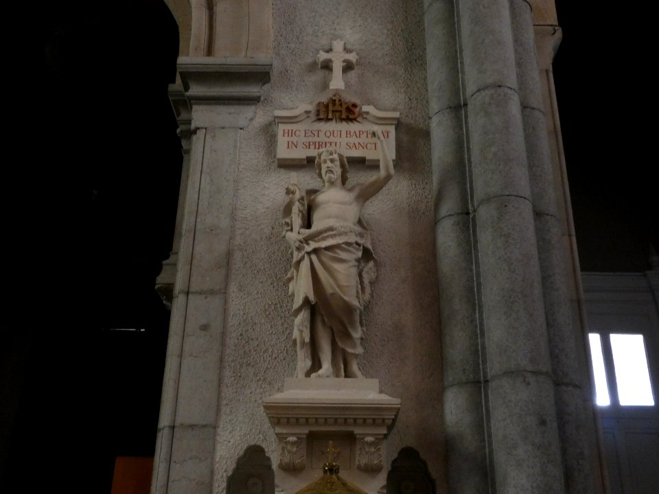 Oullins - Place Anatole France - Église Saint-Martin - Statue de Jésus-Christ et inscription IHS
