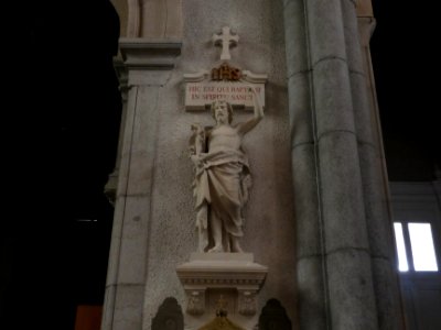 Oullins - Place Anatole France - Église Saint-Martin - Statue de Jésus-Christ et inscription IHS