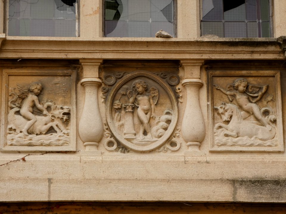 Oullins - Rue du Buisset - Château de la Bussière - Emblèmes sous les grandes fenêtres 04