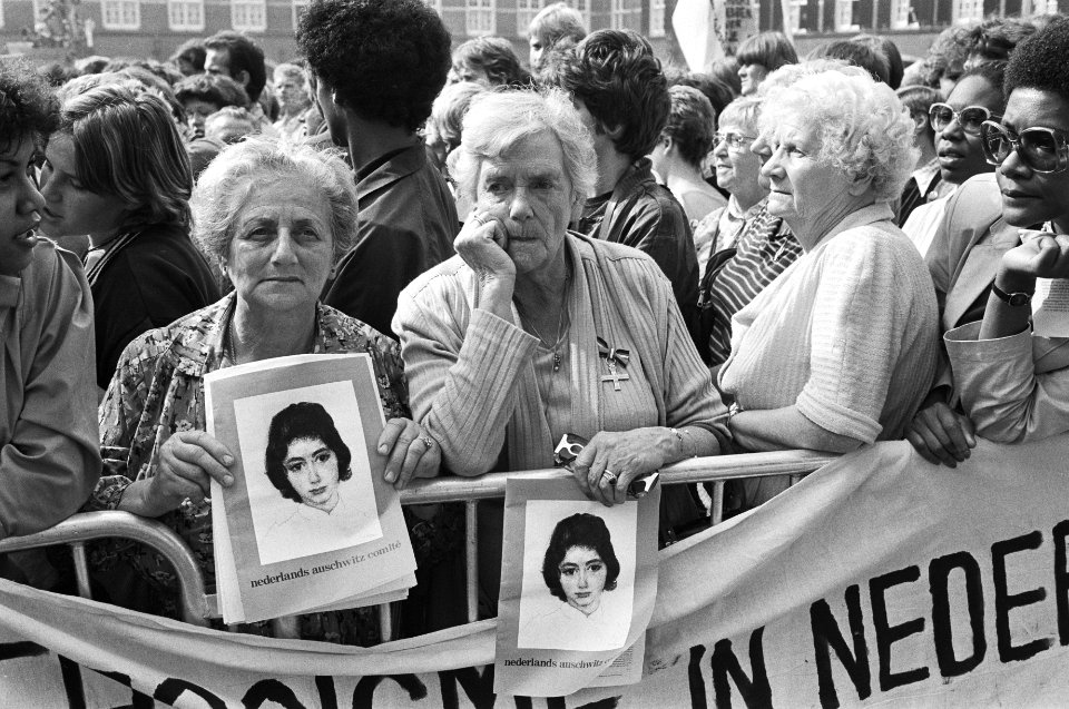Oudere demonstranten met portretten van vermoedelijk Anne Frank, Bestanddeelnr 932-3286