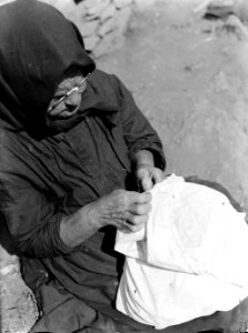 Oudere vrouw aan het borduren, Bestanddeelnr 190-0201