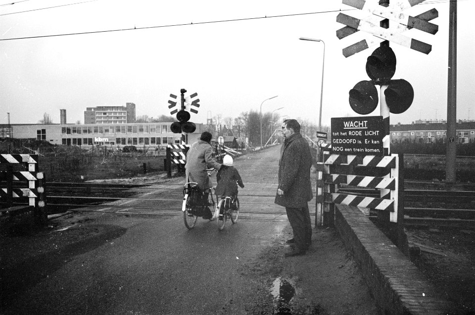 Ouders bewaken spoorwegovergang in de wijk Sterrenbrug in Dordrecht, Bestanddeelnr 920-9374