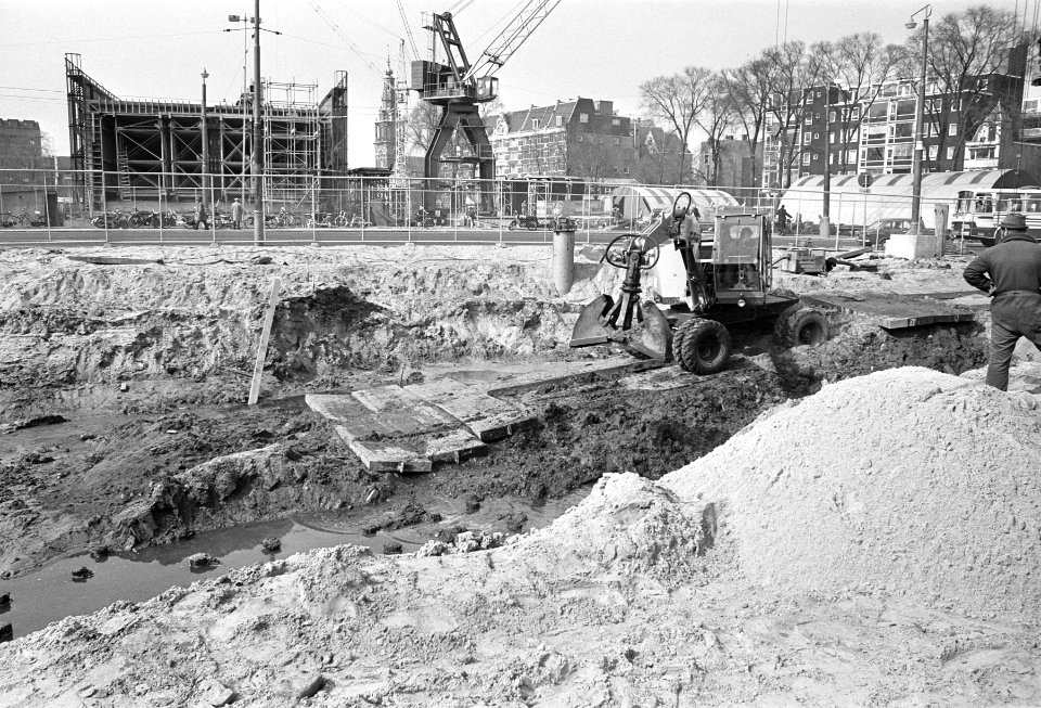 Oude palen worden op Waterlooplein uit de grond getrokken ivm metrowerkzaamhe, Bestanddeelnr 925-5255