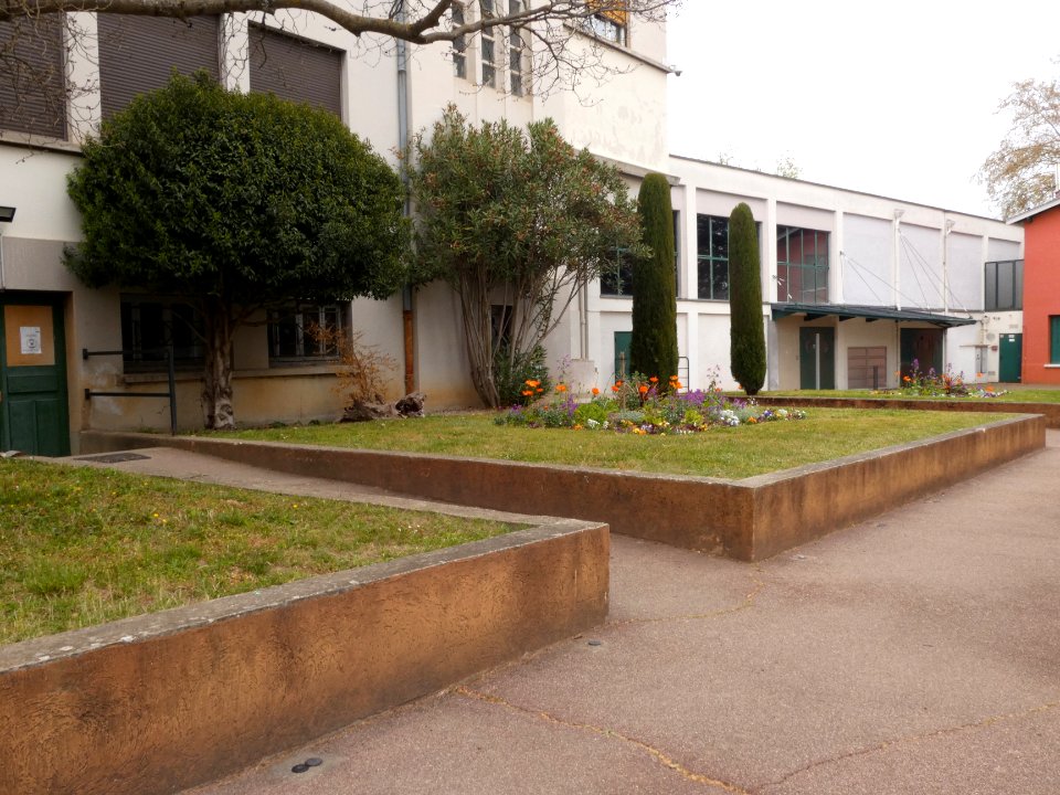 Oullins - Parc Chabrières-Arlès - Arbres et fleurs contre un bâtiment