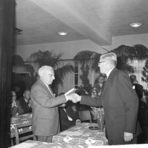 Oud-wethouder Steinmetz opende tentoonstelling in gebouw Sociale Zaken , bij een, Bestanddeelnr 914-2719