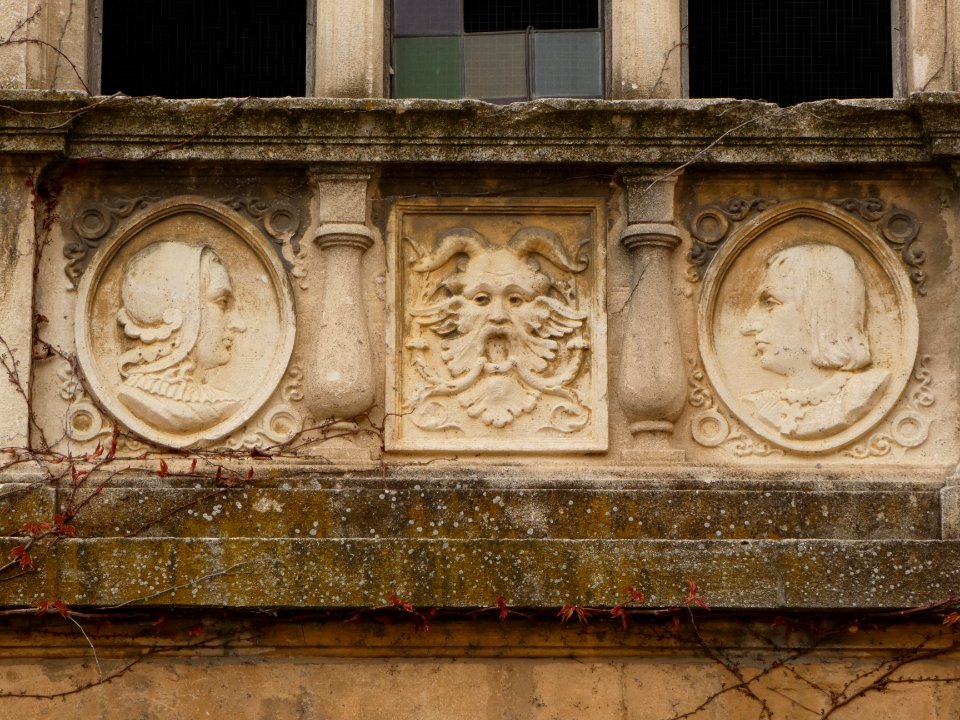 Oullins - Rue du Buisset - Château de la Bussière - Emblèmes sous les grandes fenêtres 02