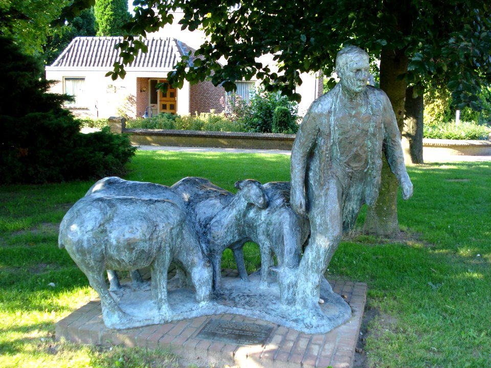 Oud-Zevenaar (Gld, NL) Sculptuur herder met schapen