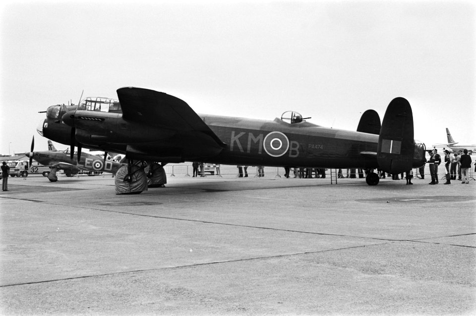 Oude RAF-vliegtuigen op Schiphol Lancaster bommenwerper op Schiphol, Bestanddeelnr 928-5599