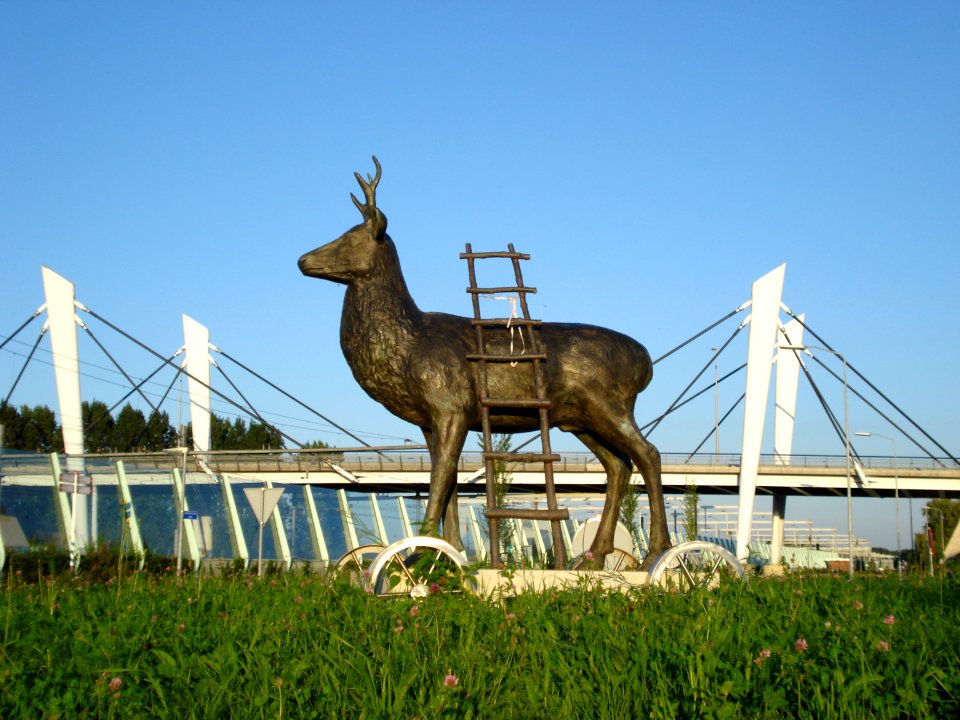 Oud-Zevenaar (Gld-NL) sculptuur hert-op-wielen en spoorviaduct