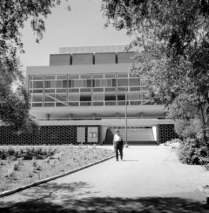 Oudere man loopt van het schouwburggebouw af, Bestanddeelnr 255-2043