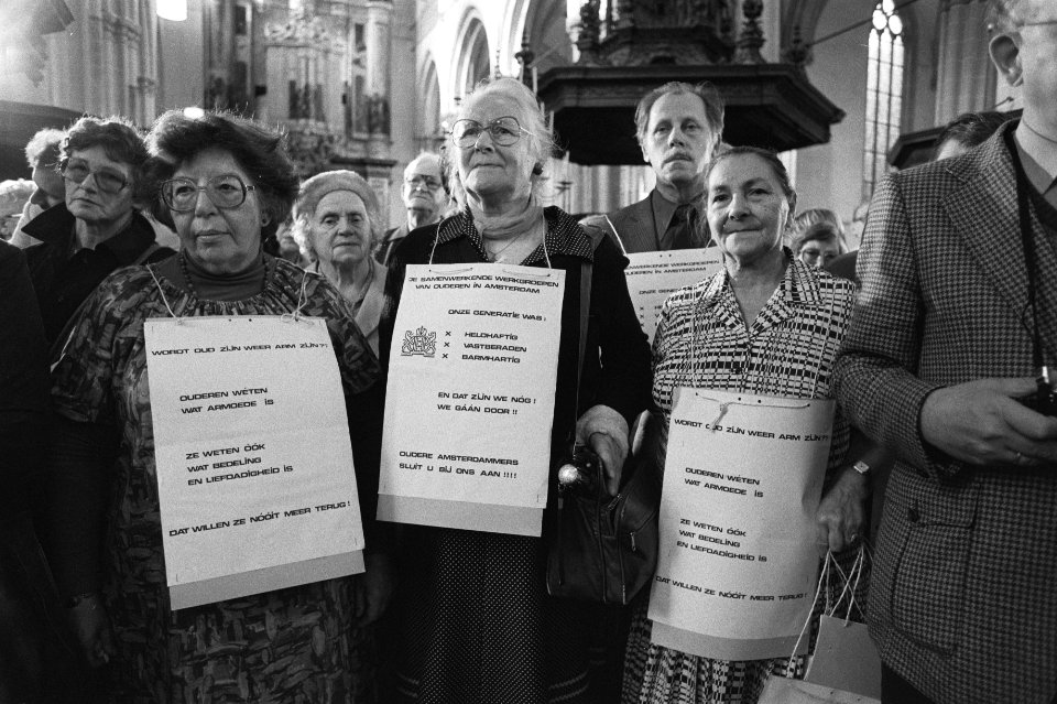 Ouderen met protestborden tegen bezuinigingen, Bestanddeelnr 932-7279