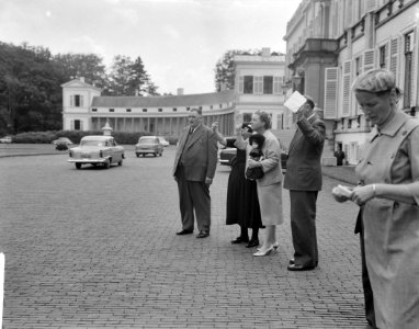 Ouden van Dagen defileren langs koningin Ouden van Dagen uit Hierden (Harderwij, Bestanddeelnr 912-5931