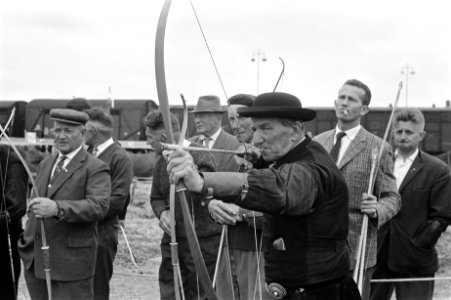 Oude Glorie in aktie in Kruiningen. Handboogschieten in Zeeuwse klederdracht, Bestanddeelnr 915-2671
