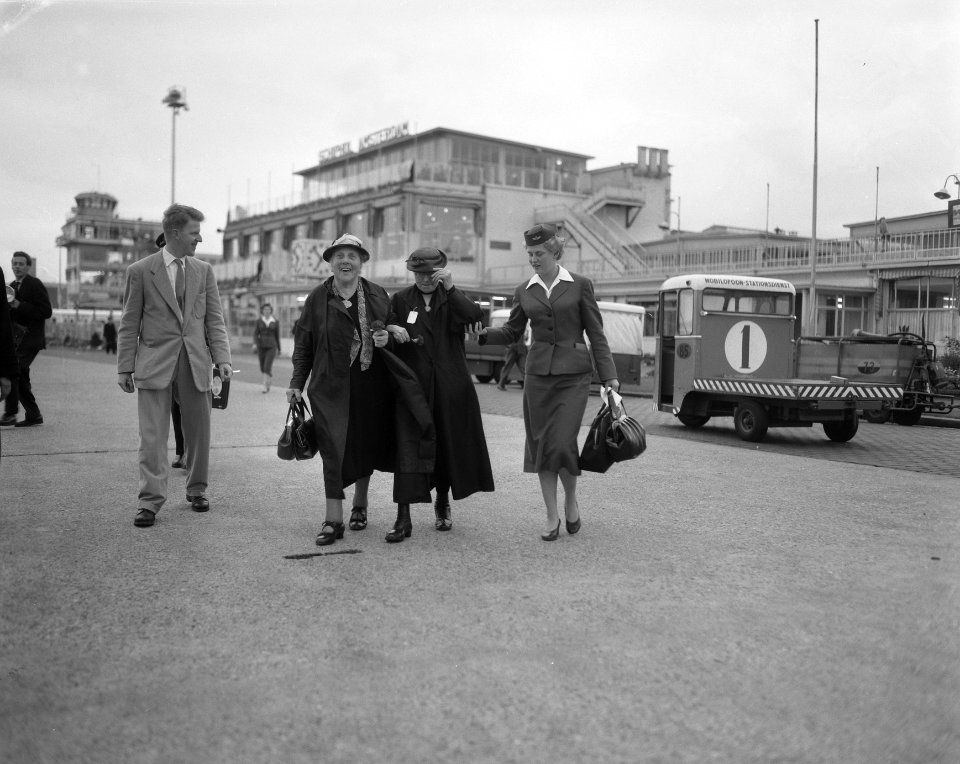 Oude dames emigreren naar Amerika, 82 en 84 jaar dames Gnirrep, Bestanddeelnr 907-9094