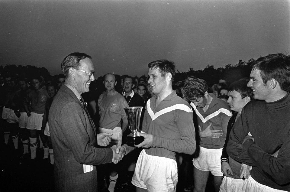 Oud Internationals tegen Soest combinatie te Soestdijk 3-4. Aanvoerder Elferding, Bestanddeelnr 921-4666