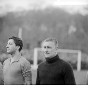 Oud internationals tegen HFC , v.l.n.r. Van der Hart (kop) en Piet Kraak (kop), Bestanddeelnr 917-2958