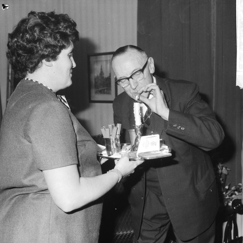 Oud minister Teulings 70 jaar te Vught Teulings steekt sigaar op, Bestanddeelnr 913-1844