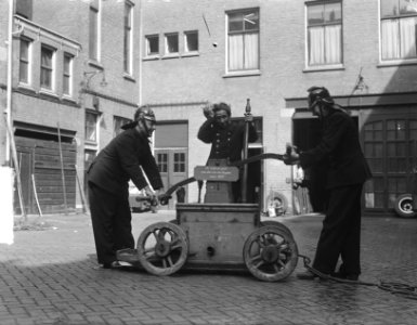 Oude handbrandspuit uit de fabriek van Jan van der Heiden aan de Koestraat te Am, Bestanddeelnr 903-5897
