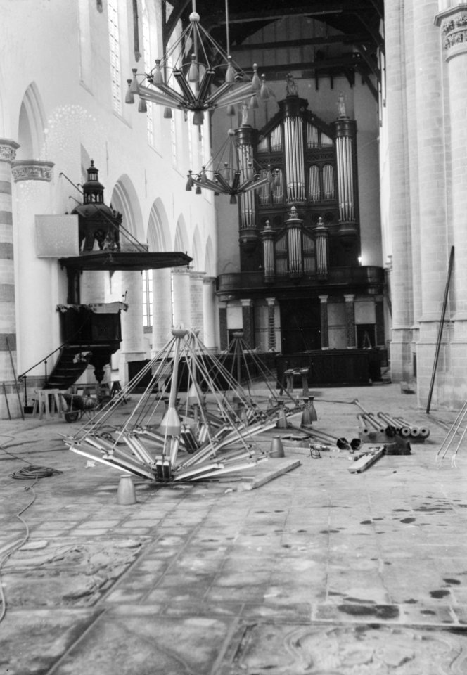 Oude Kerk te Delft bijna gereed Electriciens bezig met het ophangen van de kron, Bestanddeelnr 912-2288