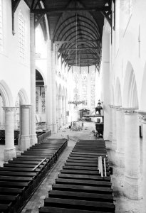Oude Kerk te Delft bijna gereed Banken op hun plaats op de achtergrond electric, Bestanddeelnr 912-2291