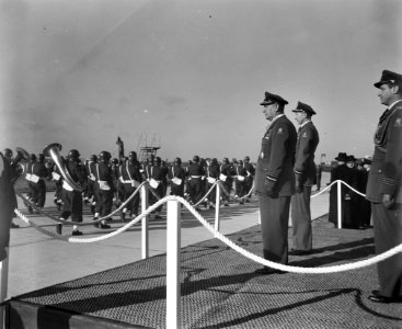 Overdracht commando Luchtmacht door Luit. Gen. Anton Baretta aan Gen. Maj. Heye , Bestanddeelnr 908-1145