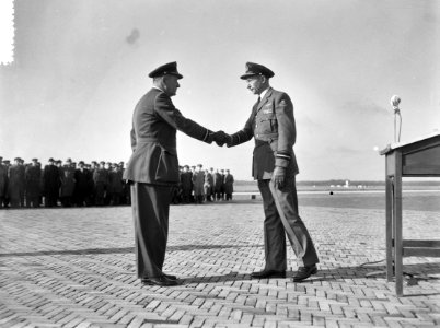 Overdracht commando Luchtmacht door Luit. Gen. A. Barett aan Gen. Maj. H. Schape, Bestanddeelnr 908-1148