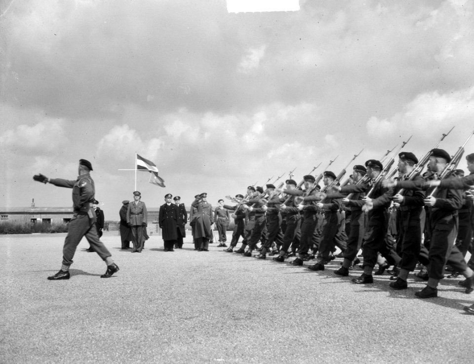 Overdracht commando Marine aan LSK op vliegveld te Uden, Bestanddeelnr 904-5064