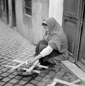 Oude vrouw maakt een vuurtje, Bestanddeelnr 254-5484