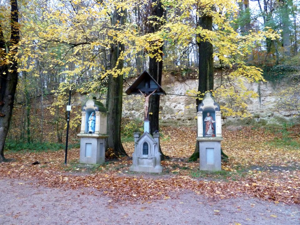 Oud-Valkenburg-Drie Beeldjes (3)