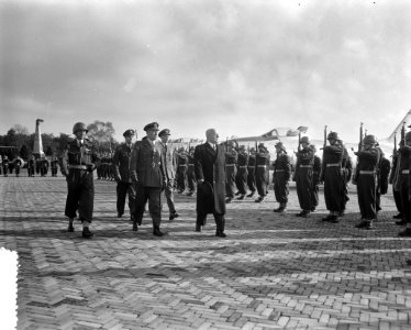 Overdracht commando Luchtmacht door Luit Gen Anton Baretta aan Gen Maj Heye , Bestanddeelnr 908-1143