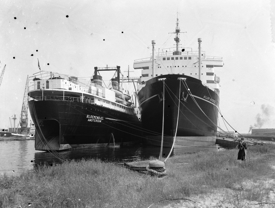 Oude en nieuwe walvisvaarder Willem Barendsz in Coenhaven te Amsterdam. Oude h, Bestanddeelnr 907-2314