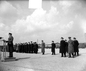 Overdracht commando Marine aan LSK op vliegveld te Uden, Bestanddeelnr 904-5074