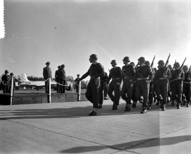 Overdracht commando Luchtmacht door Luit Gen Anton Baretta aan Gen Maj Heye , Bestanddeelnr 908-1146