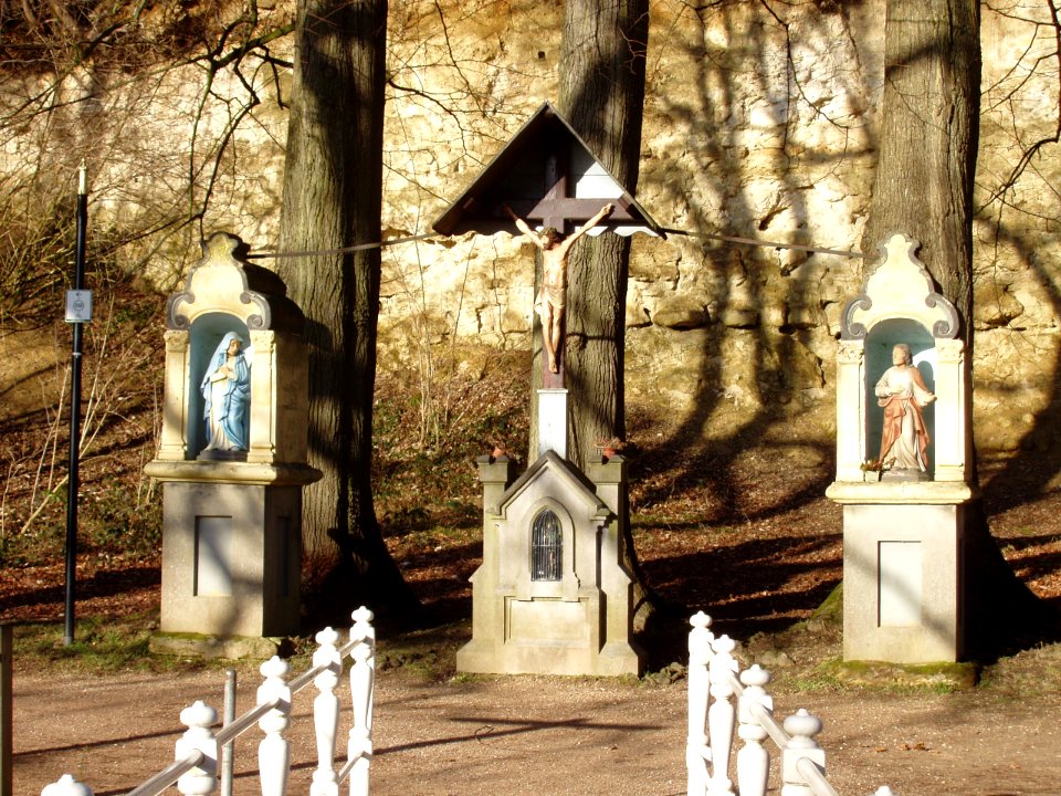 Oud-Valkenburg-Drie Beeldjes (2)