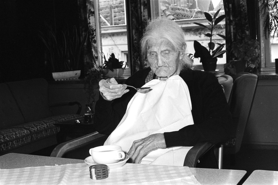 Oudste inwoner Nederland, mevrouw La Forst van Geel , 109 jaar tijdens soep ete, Bestanddeelnr 929-4747