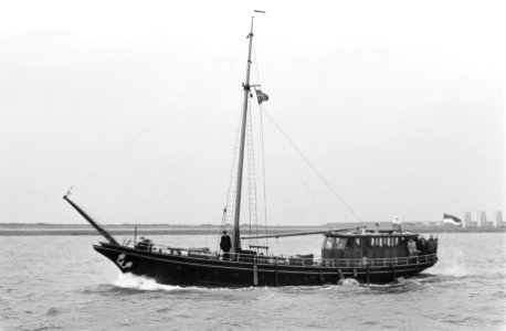 Oudste nog varende schip van Rijkswaterstaat heringebruik genomen in IJsselmeer bij Lelystad, Ms. Noord Holland in 1915 gebouwd en nu gerestaureerd, Bestanddeelnr 931-3786