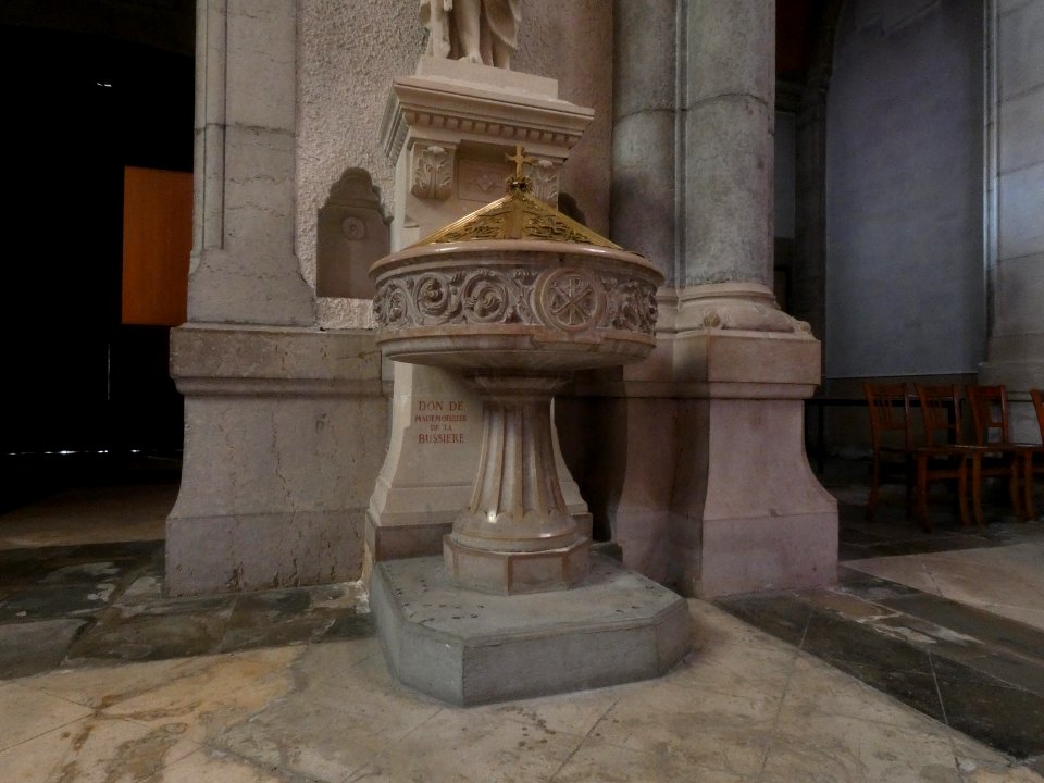 Oullins - Place Anatole France - Église Saint-Martin - Fonts baptismaux