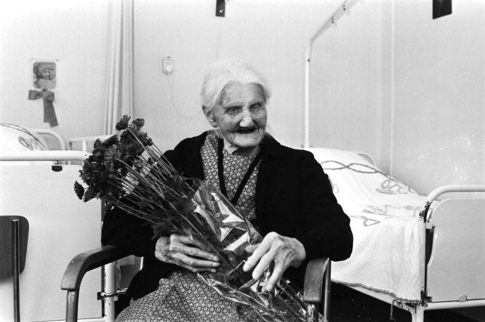 Oudste inwoner Nederland, mevrouw La Forst van Geel , 109 jaar met bloemen, Bestanddeelnr 929-4748