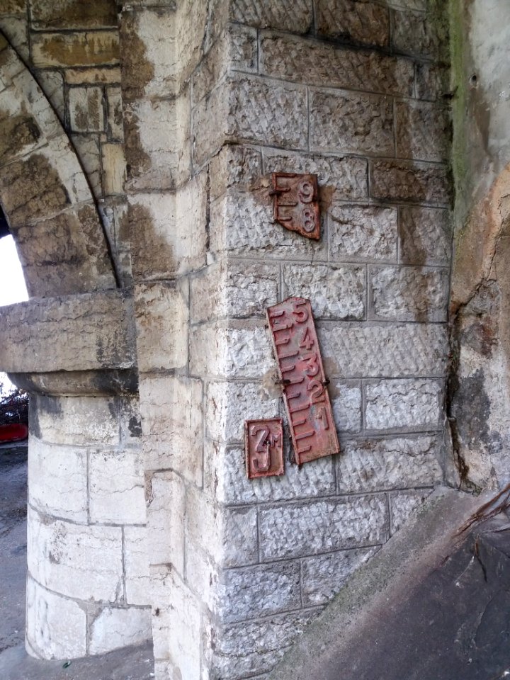 Oullins - Pont, repère niveau de l'Yzeron numéro 3
