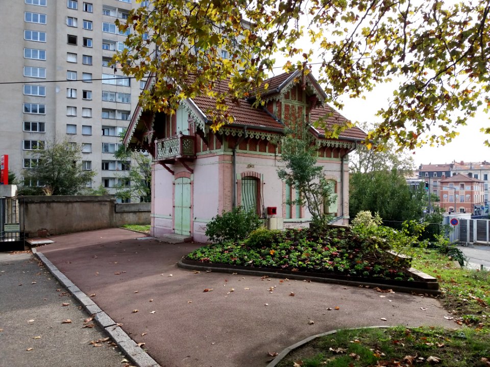 Oullins - Parc Chabrières-Arlès, chalet à l'entrée (conciergerie)