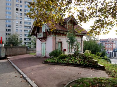 Oullins - Parc Chabrières-Arlès, chalet à l'entrée (conciergerie)