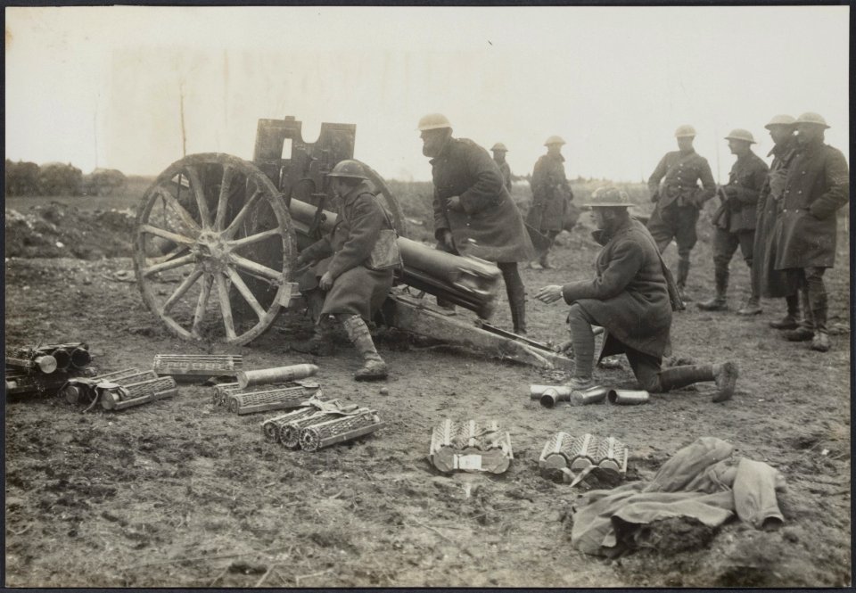 Our men using a German Gun on the retreating Germans, Bestanddeelnr 158-1630